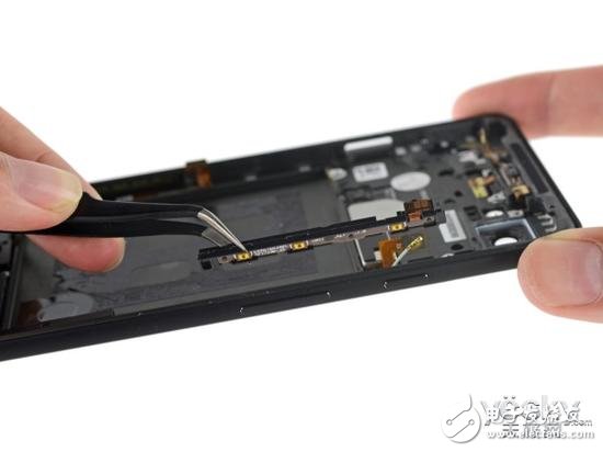 然后是手機底部的揚聲器組件。