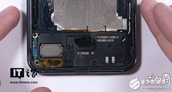 HTC U 11手機拆解視頻:內部做工尚可改進